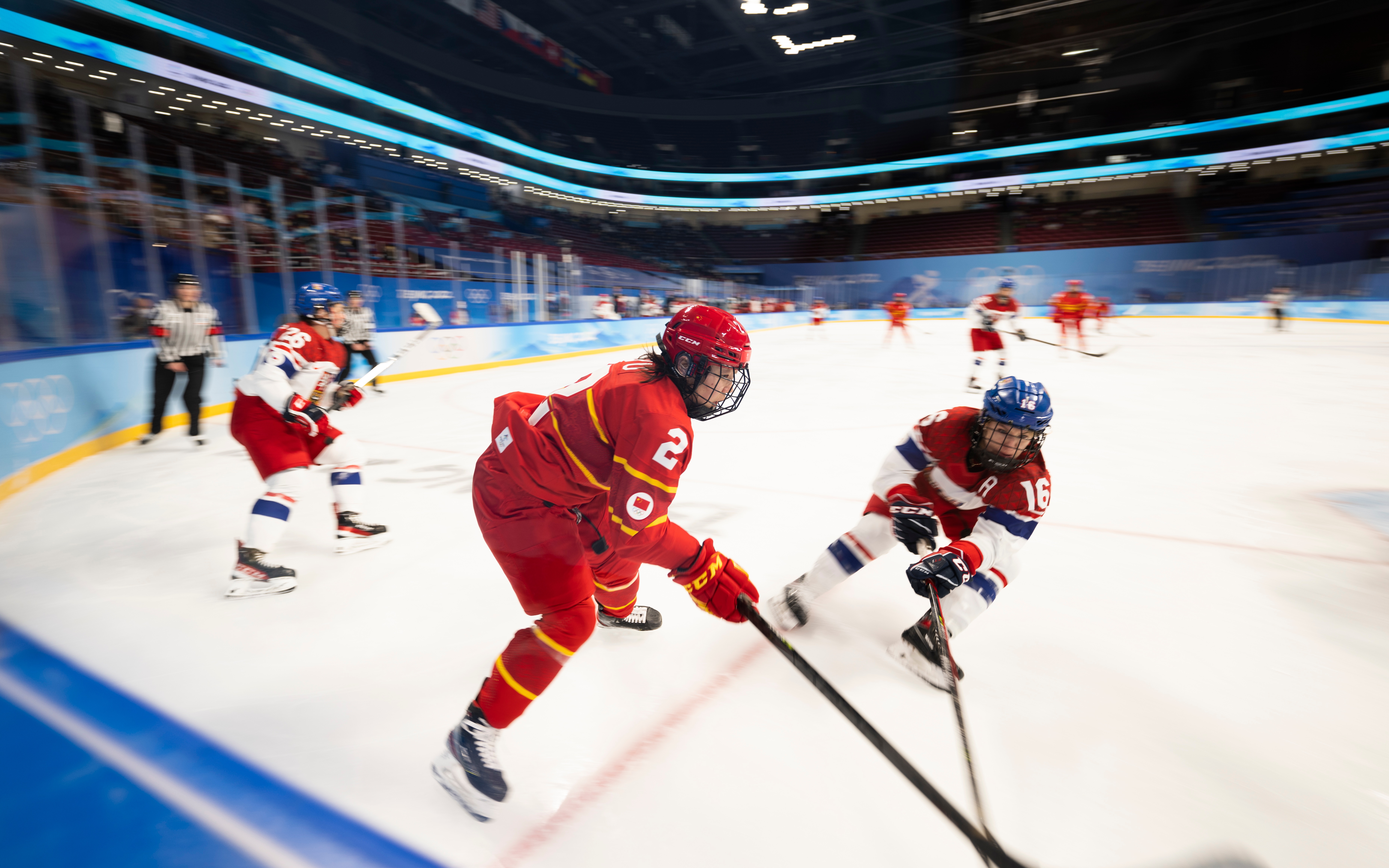 包含冷门频出！冰球战况跌宕起伏的词条