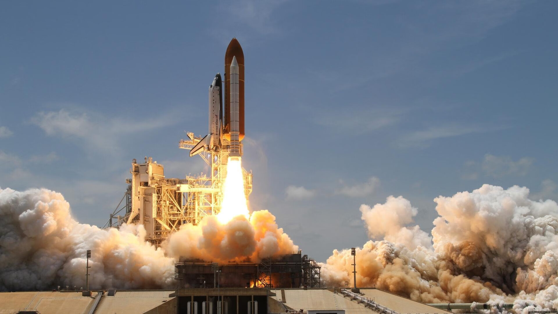 夜幕下的极速画布，英格拉姆以轮胎为笔，在街道上绘制完美弧线