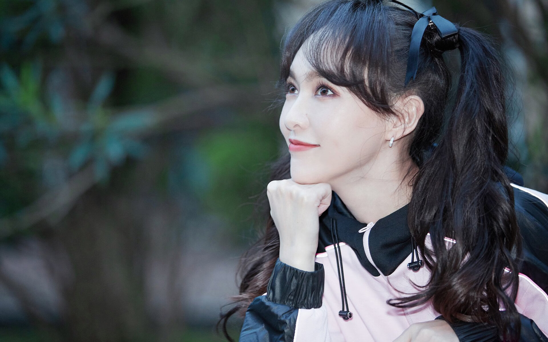 NBA季后赛之夜，孔德连续得分拉开差距，率队逆境突围