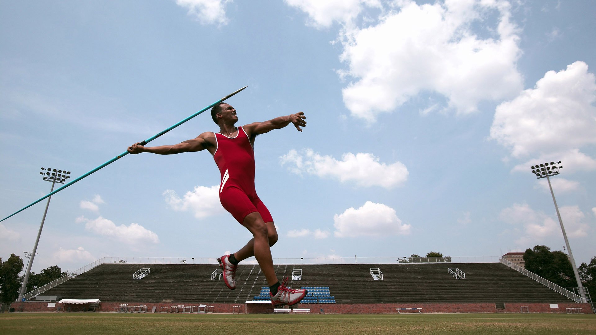 开云体育登录-F1新赛季揭幕战之夜，小贾伦带动全队节奏