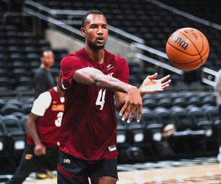 骑士单节拉开尼克斯,米切尔发挥堪称完美 骑士单节拉开尼克斯,米切尔发挥堪称完美