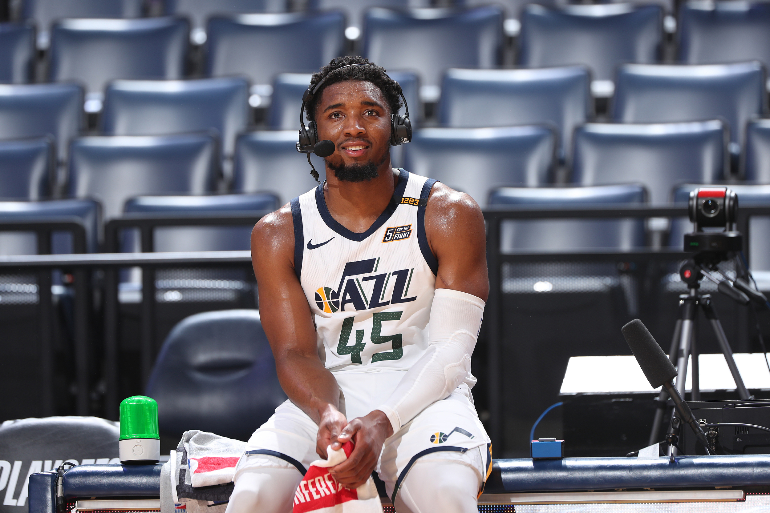 骑士单节拉开尼克斯,米切尔发挥堪称完美 骑士单节拉开尼克斯,米切尔发挥堪称完美